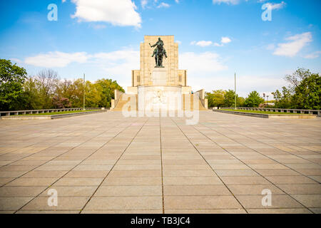 Statua di Jan Zizka sulla cima del Monumento Nazionale al parco Vitkov nel quartiere di Zizkov a Praga nella Repubblica Ceca Foto Stock