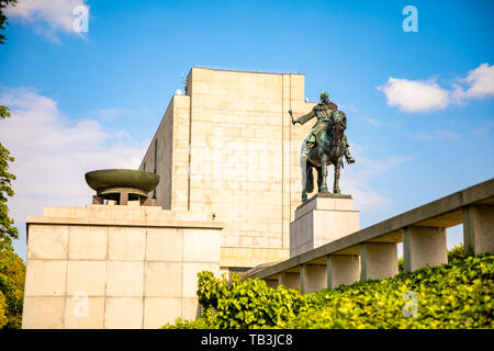 Statua di Jan Zizka sulla cima del Monumento Nazionale al parco Vitkov nel quartiere di Zizkov a Praga nella Repubblica Ceca Foto Stock