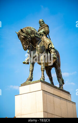 Statua di Jan Zizka sulla cima del Monumento Nazionale al parco Vitkov nel quartiere di Zizkov a Praga nella Repubblica Ceca Foto Stock