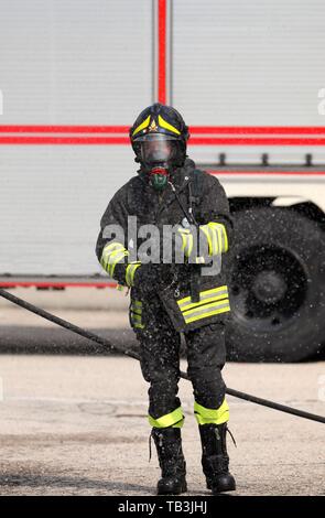 Vigile del fuoco con il casco e uniforme al reparto antincendio Foto Stock