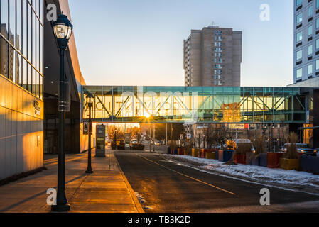 La mattina presto viste del Sole Nascente sotto il centro congressi ponte sopraelevato nel centro di Spokane Washington STATI UNITI D'AMERICA Foto Stock