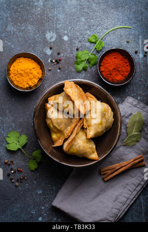 Indiano ripiene al forno Pastry Samosa Foto Stock