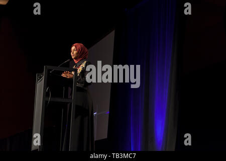 Sost. Ilhan Omar parla a un Ramadan finalizzata alla raccolta di fondi a Bellevue, Washington, Sabato 25 Maggio, 2019. Omar ha messo in evidenza la manifestazione del Consiglio sulle relazioni American-Islamic per finanziare la protezione e la sicurezza per le moschee e scuole islamiche in Washington. Foto Stock