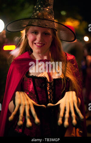 Costume di festeggianti annuale al Greenwich Village Halloween Parade, New York, NY Foto Stock