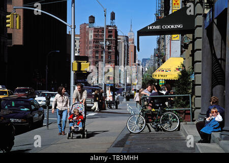 New York, NY; marciapiede e la scena al di fuori Cafe pasti a W. Broadway a Duane St in area del Centro Civico di Manhattan Foto Stock