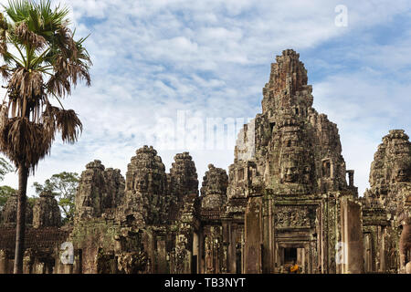 Antico in pietra facce del tempio Bayon, Angkor Thom, Sito Patrimonio Mondiale dell'UNESCO, Siem Reap Provincia, Cambogia, Indocina, Asia sud-orientale, Asia Foto Stock