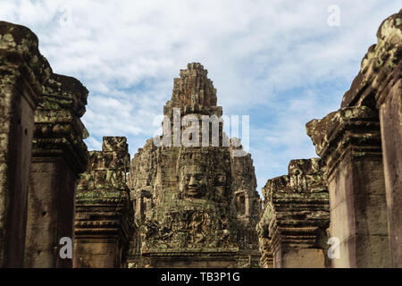 Antico in pietra facce del tempio Bayon, Angkor Thom, Sito Patrimonio Mondiale dell'UNESCO, Siem Reap Provincia, Cambogia, Indocina, Asia sud-orientale, Asia Foto Stock