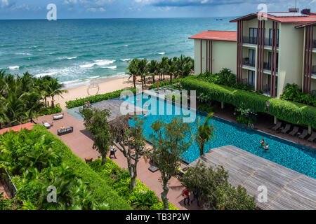 Phu Quoc, Vietnam - 17 Maggio 2019: Dusit Princess sorgere della Luna Beach Resort piscina affacciata sull'oceano verso il Gult della Thailandia Foto Stock