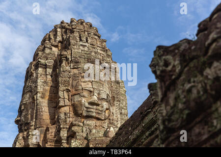 Antico in pietra facce del tempio Bayon, Angkor Thom, Sito Patrimonio Mondiale dell'UNESCO, Siem Reap Provincia, Cambogia, Indocina, Asia sud-orientale, Asia Foto Stock