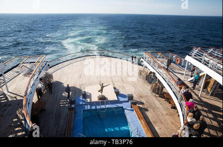 I passeggeri possano godere il sole sulla poppa di ponti esterni del Marco Polo nell'Oceano Atlantico settentrionale Foto Stock