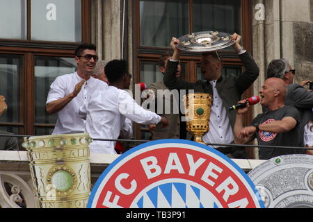 Robert KOVAC, Niko Kovac, Karl-Heinz Rummenigge und Hans-Wilhelm Müller-Wohlfahrt bei der Meisterfeier des FC Bayern München auf dem Balkon des Rathau Foto Stock