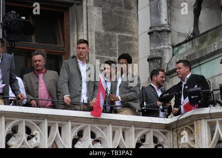 Robert KOVAC, Niko Kovac, Karl-Heinz Rummenigge und Hans-Wilhelm Müller-Wohlfahrt bei der Meisterfeier des FC Bayern München auf dem Balkon des Rathau Foto Stock