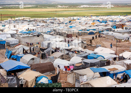 AZEZ, SIRIA - 19 Maggio: campo profughi per il popolo siriano il 19 maggio 2019 in Azez, Siria. Nella guerra civile che ha cominciato in Siria il 2011, 12 milioni di persone w Foto Stock