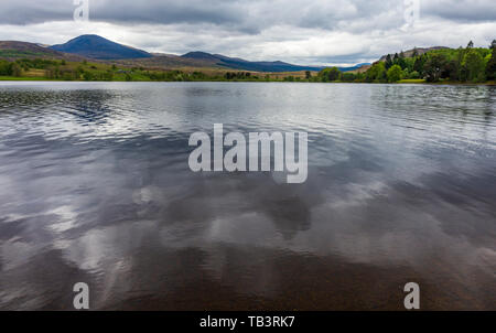 Una vista sul Loch Rannoch, vicino al Ponte del paese di Ericht, guardando ad ovest verso Rannoch Moor Foto Stock