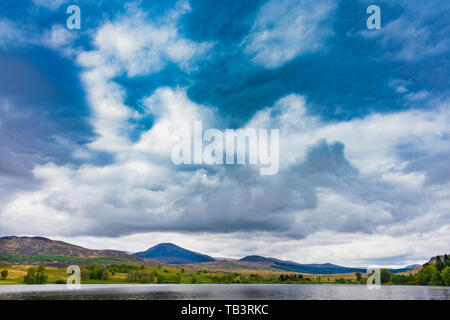 Una vista sul Loch Rannoch, vicino al Ponte del paese di Ericht, guardando ad ovest verso Rannoch Moor Foto Stock