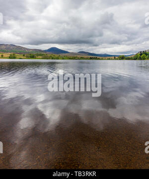 Una vista panoramica sul Loch Rannoch, vicino al Ponte del paese di Ericht, guardando ad ovest verso Rannoch Moor Foto Stock