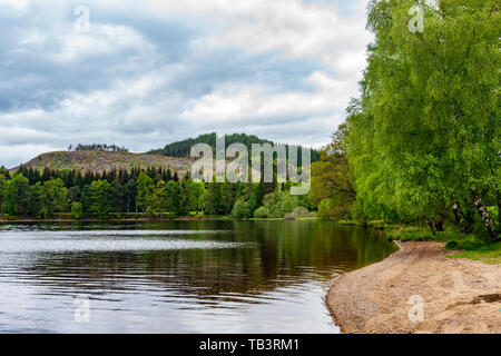 Una vista sul Loch Rannoch, vicino al Ponte del paese di Ericht, guardando ad ovest verso Rannoch Moor Foto Stock