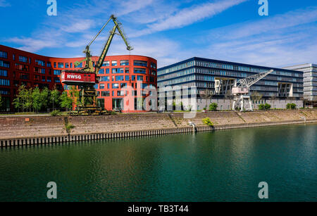 18.04.2019, Duisburg, Renania settentrionale-Vestfalia, Germania - Il porto interno di Duisburg con l'onda a forma di costruzione dell'archivio di stato Nord Rhine-Westphal Foto Stock