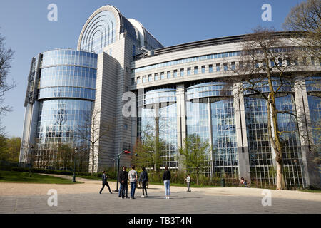 01.04.2019, Bruxelles, Belgio - Vista del Parlamento europeo da Leopoldpark. La parte del parlamento chiamato dopo Paul Henri Spaak ca Foto Stock