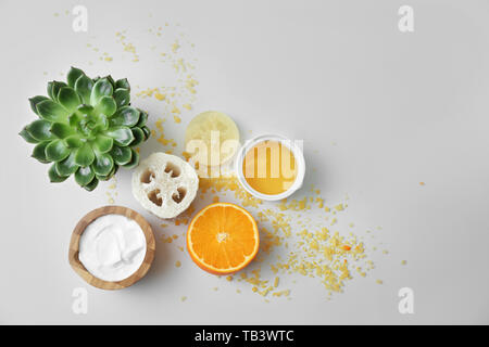 Gli ingredienti naturali per uso cosmetico su sfondo bianco Foto Stock