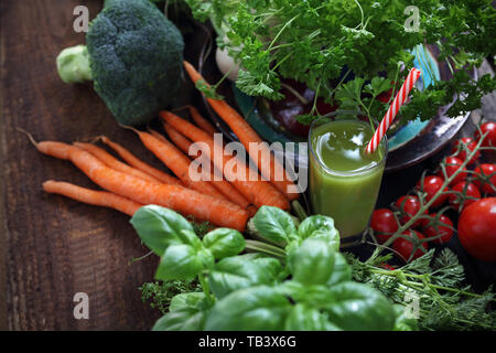 Verde frullato vegetale. Gli ortaggi biologici direttamente dal giardino e un bicchiere di bevanda. Foto Stock