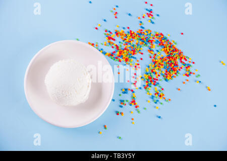 Iced latte caffè con cubetti di ghiaccio e i chicchi di caffè su un tavolo. Foto Stock