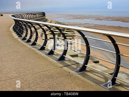 Ringhiere sul lungomare a Bispham, costa di Fylde, formano un interessante pattern con gradevoli curve Foto Stock