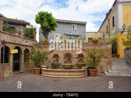 Silvi (Italia) - un piccolo villaggio sulla collina con vista sul mare Adriatico, in provincia di Teramo, regione Abruzzo. Foto Stock