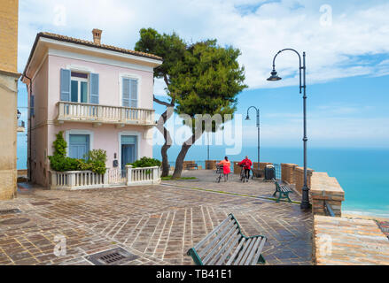 Silvi (Italia) - un piccolo villaggio sulla collina con vista sul mare Adriatico, in provincia di Teramo, regione Abruzzo. Foto Stock