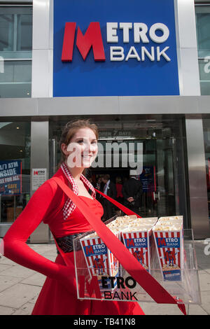 Metro Bank, Gran Bretagna il primo nuovo high street bank in oltre cento anni si apre in Earls Court, Londra, Regno Unito Foto Stock