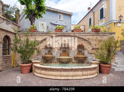 Silvi (Italia) - un piccolo villaggio sulla collina con vista sul mare Adriatico, in provincia di Teramo, regione Abruzzo. Foto Stock