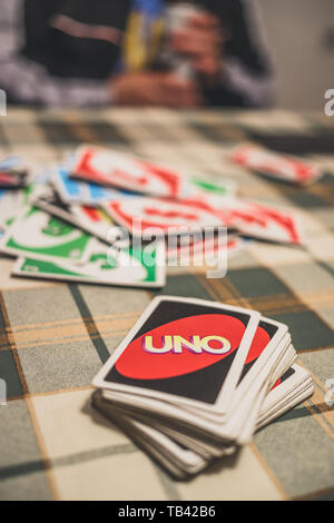 Onu mescolare le carte in tavola nella metà del gioco. Foto Stock