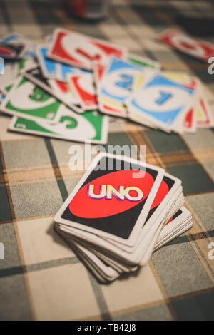 Onu mescolare le carte in tavola nella metà del gioco. Foto Stock