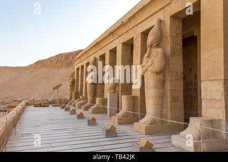 Sculture di faraoni presso il grande tempio della Regina Hatshepsut a Luxor, Egitto Foto Stock