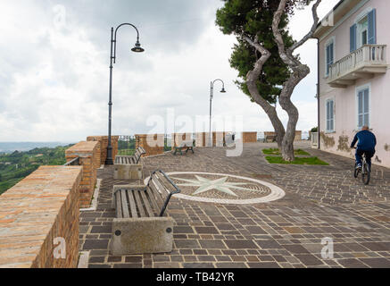 Silvi (Italia) - un piccolo villaggio sulla collina con vista sul mare Adriatico, in provincia di Teramo, regione Abruzzo. Foto Stock