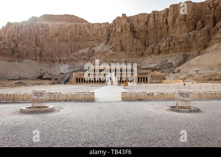 Luxor, Egitto - 16 Aprile 2019: Tempio mortuario della Regina Hatshepsut Foto Stock