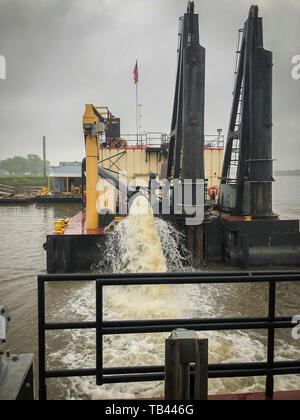 L'abilità dragare Goetz equipaggio in standby sotto Lock e Dam 20, vicino a Canton, Missouri, il 12 maggio, in attesa lockages nord per tornare a San Paolo distretto. Il suo equipaggio ha trascorso i mesi invernali il dragaggio nell'isola di roccia e San Louis distretti, ma è tornato a casa per il supporto di operazioni di dragaggio da Minneapolis, Minnesota, Guttenberg, Iowa, dopo l'acqua alta continua a muoversi sedimento nel canale di navigazione. Come del 24 maggio, il San Paolo District impiegato cinque operazioni di dragaggio per mantenere il canale di navigazione e attivare le matasse rendendo il Porto di San Paolo una volta acqua livelli diminuiscono e le serrature ri-aprire Foto Stock