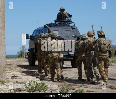 Stati Uniti Marines con scopi speciali Air-Ground Marine Task Force-Crisis Response-Africa 19.2, Marine costringe l'Europa e Africa, e membri di militari italiani di condurre una prova raid durante l'esercizio comune stelle 2019 a Perdas gamma in Sardegna, Italia, Maggio 24, 2019. Comune di stelle 2019 è un accordo bilaterale in materia di esercizio tra le forze armate italiane e degli Stati Uniti Marines. SPMAGTF-CR-AF è dispiegato per condurre una crisi-risposta e il teatro delle operazioni di sicurezza in Africa e promuovere la stabilità regionale mediante la conduzione di strutture militari di esercizi di formazione in tutta Europa e Africa. (U.S. Marine Corps p Foto Stock