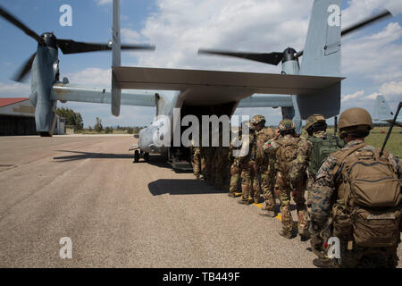 Stati Uniti Marines con scopi speciali Air-Ground Marine Task Force-Crisis Response-Africa 19.2, Marine costringe l'Europa e Africa, e membri di militari italiani a bordo di un U.S. Marine Corps MV-22B Osprey per un raid di prova durante l'esercizio comune stelle 2019 a Perdas gamma in Sardegna, Italia, Maggio 24, 2019. Comune di stelle 2019 è un accordo bilaterale in materia di esercizio tra le forze armate italiane e degli Stati Uniti Marines. SPMAGTF-CR-AF è dispiegato per condurre una crisi-risposta e il teatro delle operazioni di sicurezza in Africa e promuovere la stabilità regionale mediante la conduzione di strutture militari gli esercizi di addestramento in tutta Eur Foto Stock