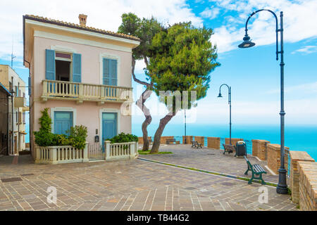 Silvi (Italia) - un piccolo villaggio sulla collina con vista sul mare Adriatico, in provincia di Teramo, regione Abruzzo. Foto Stock