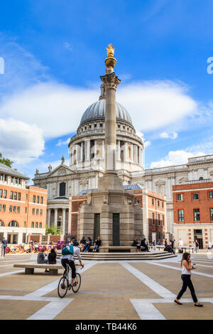 Paternoster square e colonna, la cupola della cattedrale di St Paul in background, città di Londra, Regno Unito Foto Stock