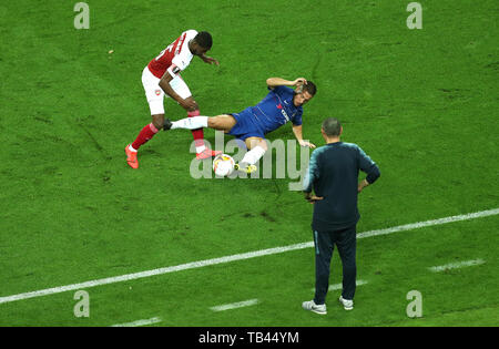 Dell'Arsenal Ainsley Maitland-Niles (sinistra) e del Chelsea Eden luci di battaglia per la palla mentre Chelsea manager Maurizio Sarri guarda su durante la UEFA Europa League finale allo Stadio Olimpico, Baku, in Azerbaijan. Foto Stock