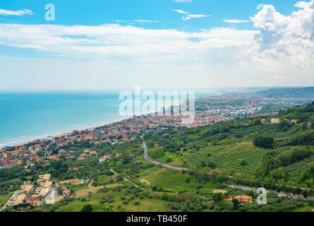 Silvi (Italia) - un piccolo villaggio sulla collina con vista sul mare Adriatico, in provincia di Teramo, regione Abruzzo. Foto Stock