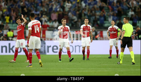 Dell'Arsenal Mesut Ozil (sinistra) e i compagni di team sguardo sconsolato dopo Chelsea Pedro punteggi al suo fianco il secondo obiettivo del gioco durante la UEFA Europa League finale allo Stadio Olimpico, Baku, in Azerbaijan. Foto Stock