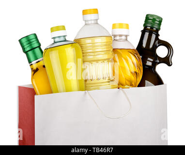 Le bottiglie di olio nel sacchetto di carta isolato su sfondo bianco Foto Stock