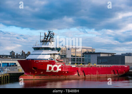 Norvegese flotta DOF Skandi Barra piattaforma e alimentazione offshore nave ormeggiata nel porto di Aberdeen, Aberdeen Scotland, Regno Unito Foto Stock