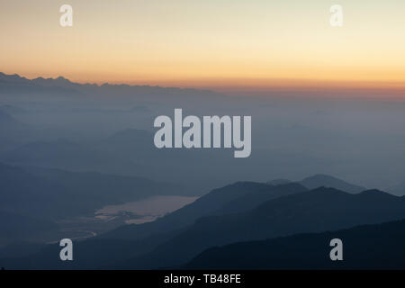 Vista sulla valle di Pokhara e il west end di Fewa Lake, Nepal Foto Stock