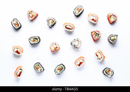 Gustosi panini sushi su sfondo bianco Foto Stock