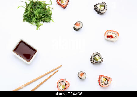Composizione con gustosi panini sushi su sfondo bianco Foto Stock