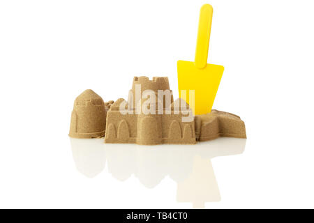 Sandcastle presso la spiaggia isolata su sfondo bianco Foto Stock